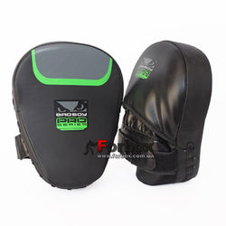 Лапы боксерские изогнутые Bad Boy Flex Pro (VL-8286, черно-зеленый)
